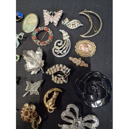 279 - A collections of vintage brooches and pins