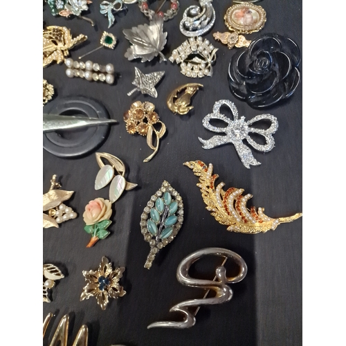 279 - A collections of vintage brooches and pins