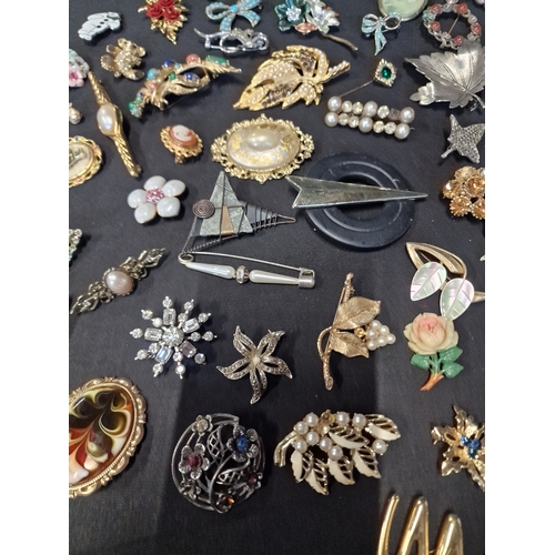 279 - A collections of vintage brooches and pins