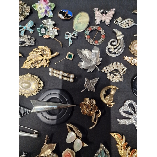 279 - A collections of vintage brooches and pins