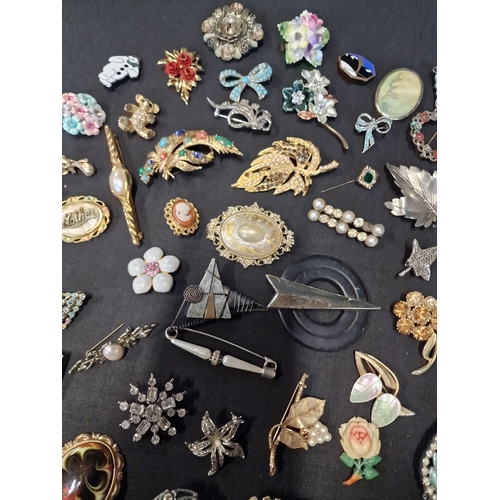 279 - A collections of vintage brooches and pins