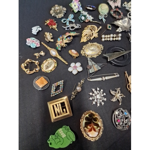 279 - A collections of vintage brooches and pins