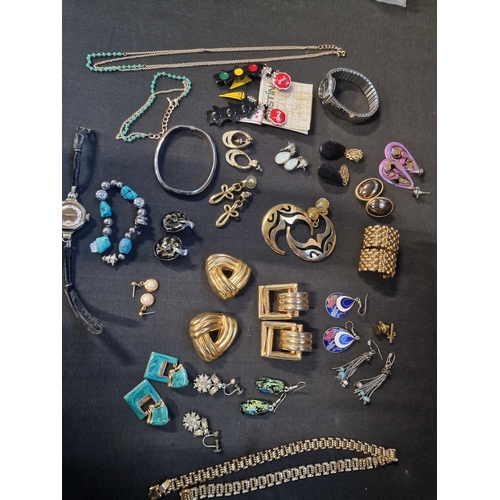 362 - A selection of vintage costume jewellery