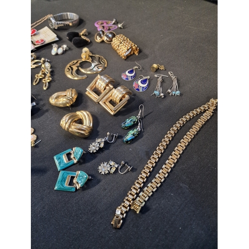 362 - A selection of vintage costume jewellery