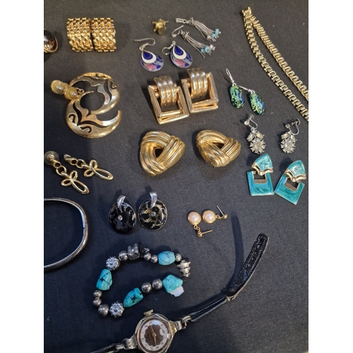 362 - A selection of vintage costume jewellery