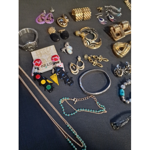 362 - A selection of vintage costume jewellery