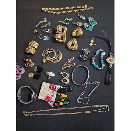 362 - A selection of vintage costume jewellery