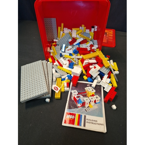 129 - A selection of vintage LEGO. Instructions to build a castle (LEGO system)