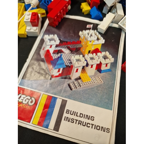 129 - A selection of vintage LEGO. Instructions to build a castle (LEGO system)