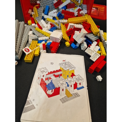 129 - A selection of vintage LEGO. Instructions to build a castle (LEGO system)