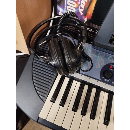 Yamaha PSR140 Electric Keyboard with Book and Headphones. Tested for