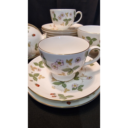 68 - 32 pieces of Wedgewood fine bone china set service in design Wild Stawberry