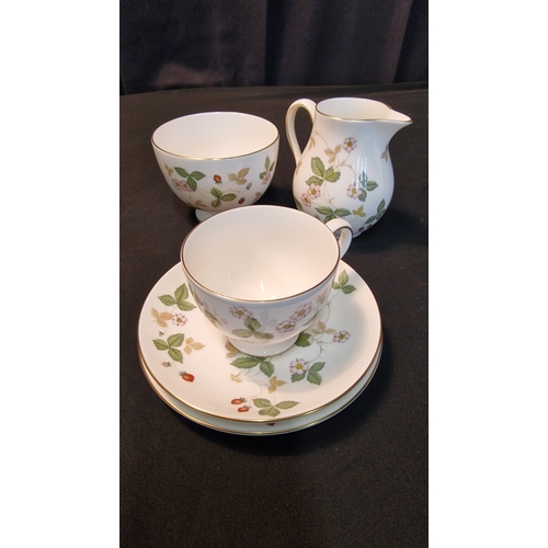 68 - 32 pieces of Wedgewood fine bone china set service in design Wild Stawberry