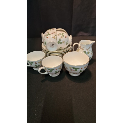 68 - 32 pieces of Wedgewood fine bone china set service in design Wild Stawberry