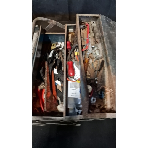 173 - A vintage metal tool box with tools