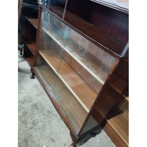 261 - Vintage 3 Shelf Display Unit with Sliding Glass Doors. Approx. 87H x 99W x 28D cm