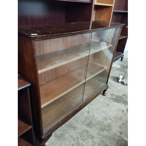 261 - Vintage 3 Shelf Display Unit with Sliding Glass Doors. Approx. 87H x 99W x 28D cm