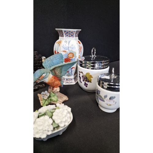 315 - A selection of Royal Worcester, Carlton Ware, Royal Doulton, Royal Winton and Duchess porceline and ... 