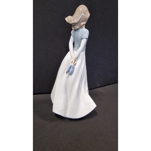 318 - A vintage Nao lady figurine 