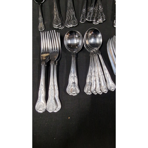 344 - A large collection of Lancaster and sunnex stainless steel cutlery