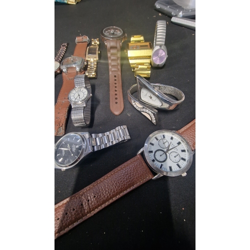 428 - A selection of men's and ladies various watches