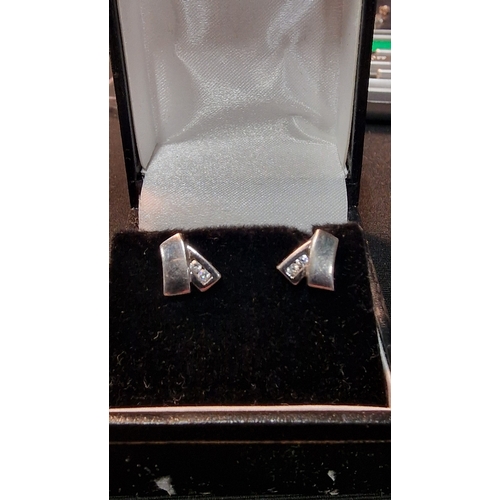 431 - 375 white gold earings
Weight 1.40