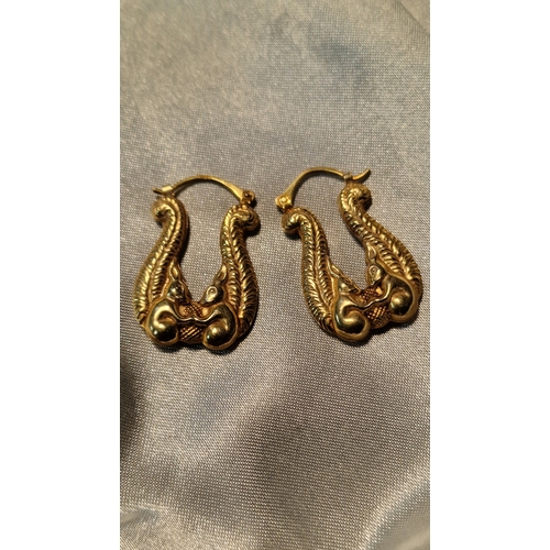 434 - A pair of 9ct 375 gold earings.
Weight 2.32g approximately 
Drop 3cm