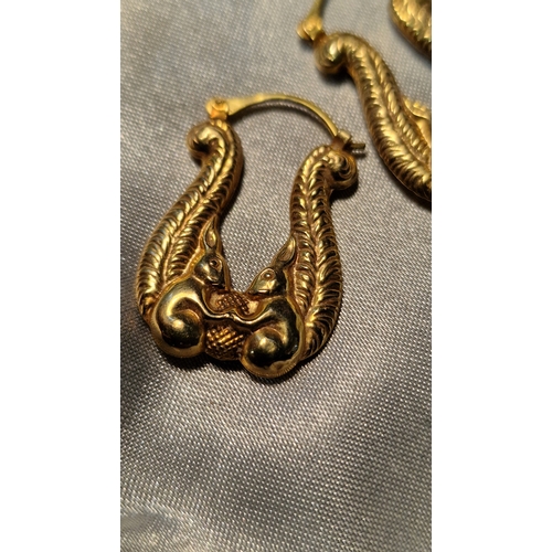 434 - A pair of 9ct 375 gold earings.
Weight 2.32g approximately 
Drop 3cm