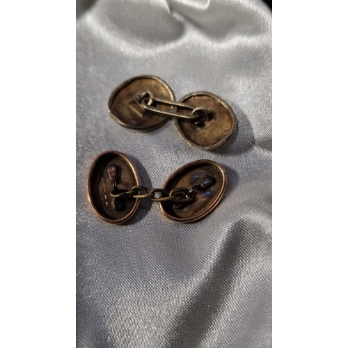 450 - A pair of antique men's cuff links Poss 9ct un marked
Weight approximately 3.35g