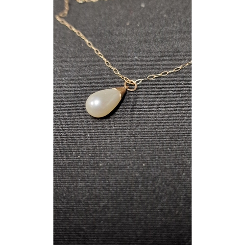 453 - A vintage Natural Pearl On 9kt gold ladies necklace