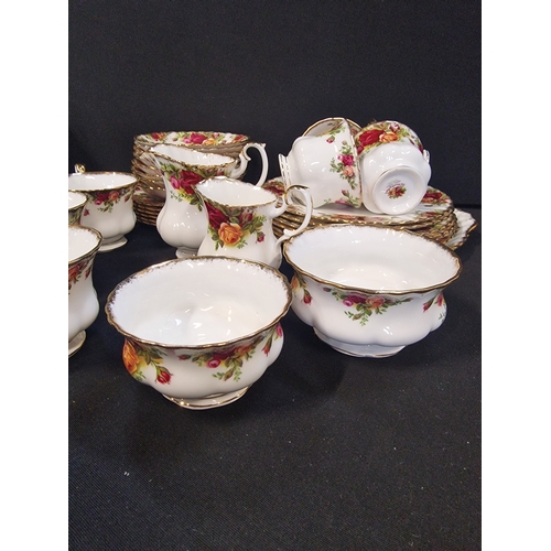 6 - A collection of 32 pieces of Royal Albert old Country Rose. Tea cups, sauces, plates, serving plate,... 