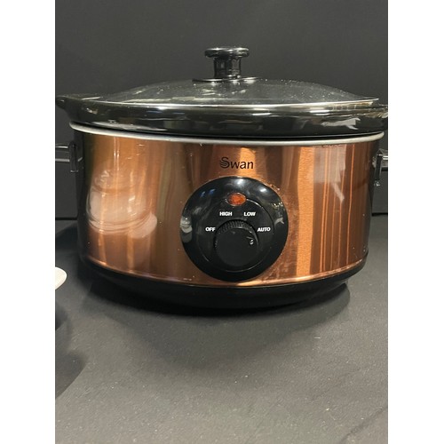 232 - Swan Slow Cooker & 24cn Oven Dish