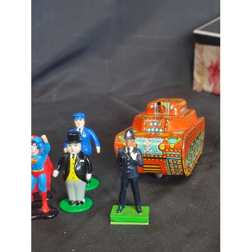 381 - Vintage tin plate tank along with a collection of metal collectable figurines including Warner broth... 