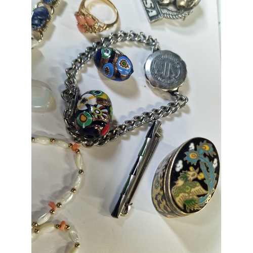 420 - A selection of various pieces of costume jewellery