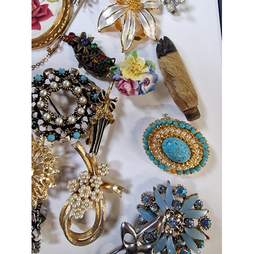 421 - A selection of vintage ladies brooches and pins.