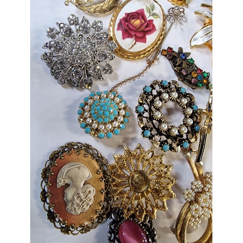 421 - A selection of vintage ladies brooches and pins.