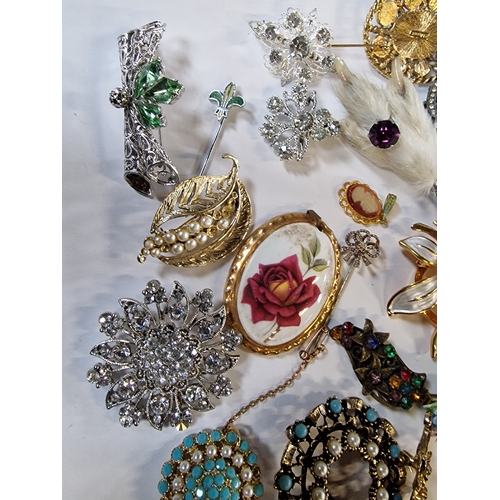 421 - A selection of vintage ladies brooches and pins.