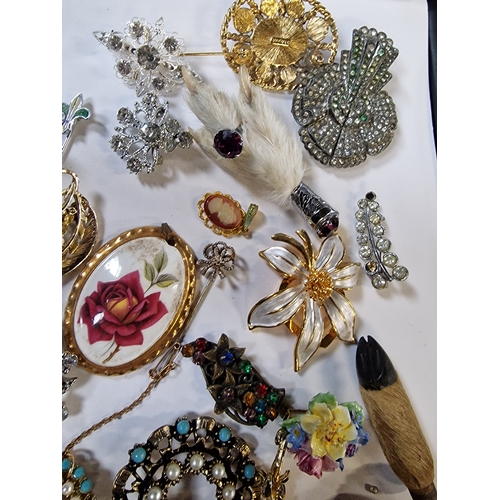 421 - A selection of vintage ladies brooches and pins.