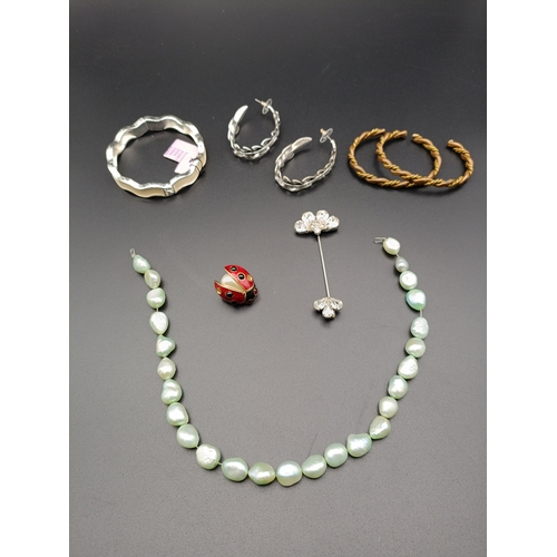 6 - Selection of jewellery including a cultured pearl necklace, 2 copper bracelets, a Butler and Wilson ... 