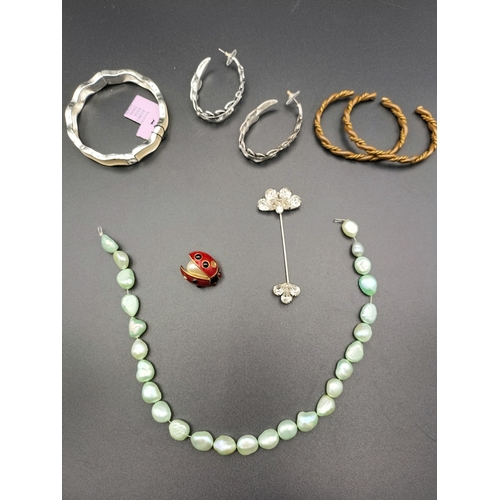 6 - Selection of jewellery including a cultured pearl necklace, 2 copper bracelets, a Butler and Wilson ... 