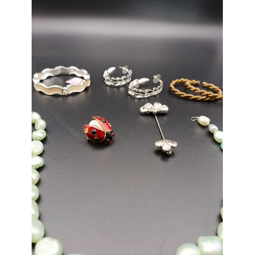 6 - Selection of jewellery including a cultured pearl necklace, 2 copper bracelets, a Butler and Wilson ... 