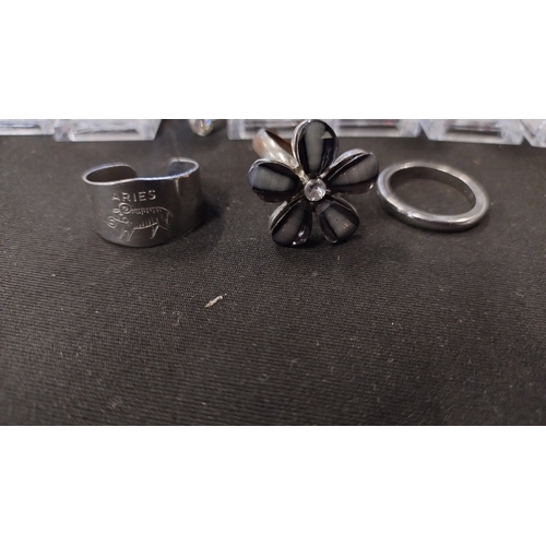41 - 11 fashion costume rings. Various styles and sizes