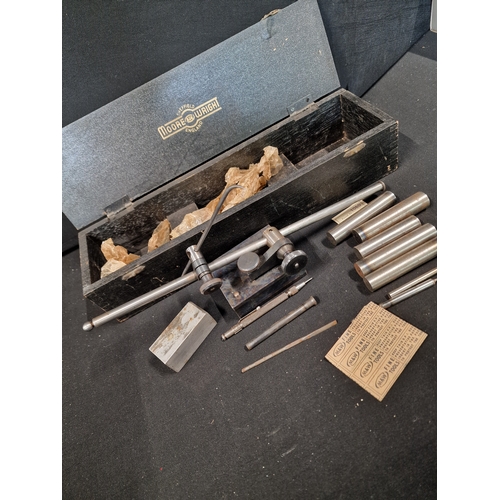 258 - Moore & Wright No. 405 Sheffield, Engineers Scribing Block in original wooden case.
Also comes with ... 