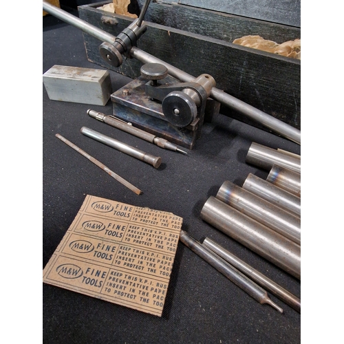 258 - Moore & Wright No. 405 Sheffield, Engineers Scribing Block in original wooden case.
Also comes with ... 