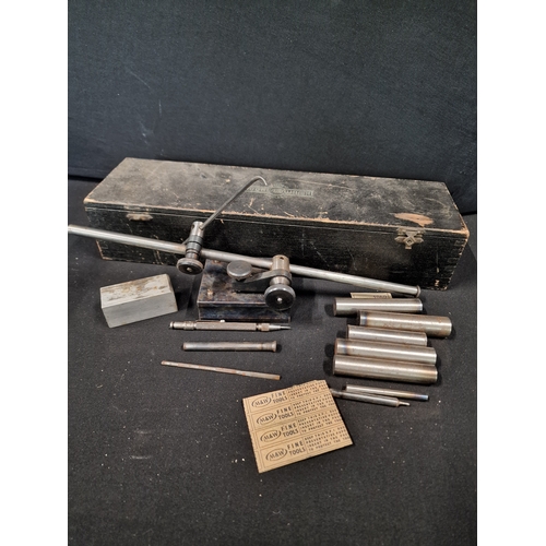 258 - Moore & Wright No. 405 Sheffield, Engineers Scribing Block in original wooden case.
Also comes with ... 