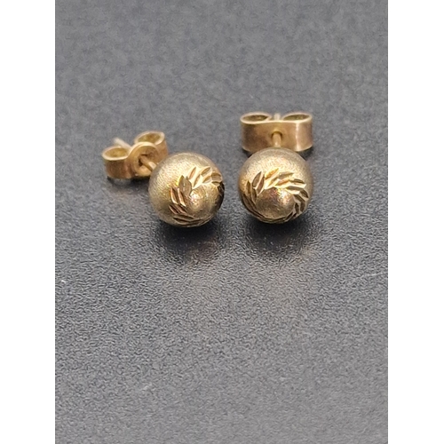 219 - A pair of 9ct ladies ball stud earings.  
Weight approximately 1.43g
Hallmarked on the stem.