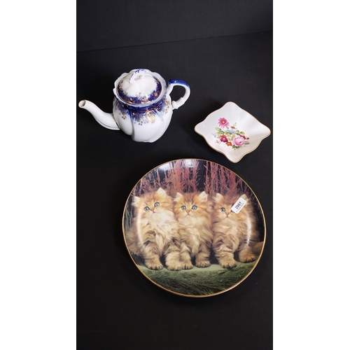 363 - Wedgwood Angela items including bud vase, shell dish, and lidded pot, and a blue and white tea pot, ... 