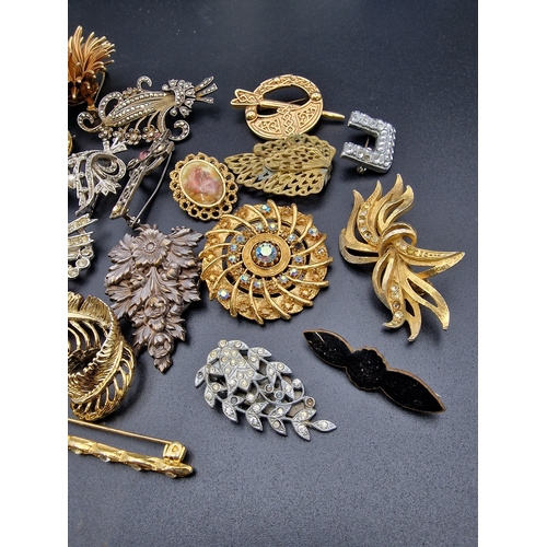 232 - A selection of vintage brooches and lapel clips.