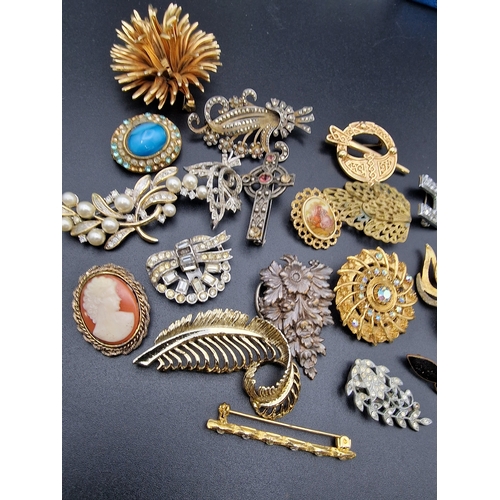 232 - A selection of vintage brooches and lapel clips.