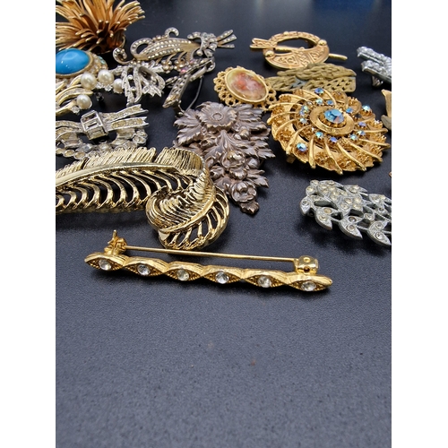 232 - A selection of vintage brooches and lapel clips.